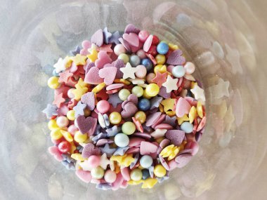 Renkli minik bonibon şekiller Kupası