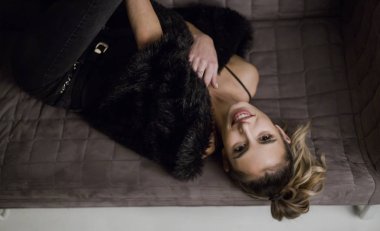 Genç güzel kadın stüdyo ateş