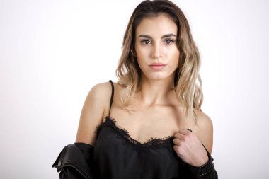  Siyah deri ceket stüdyo ateş güzellik kız