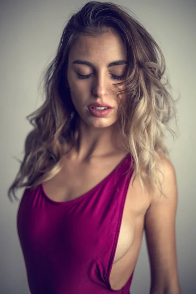 Genç, seksi ve baştan çıkarıcı kız erotik mor iç çamaşırı studio poz. 