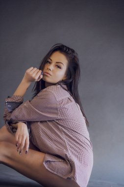 Portre portre güzellik genç kadının ekose gömlek gri studio arka plan üzerinde poz