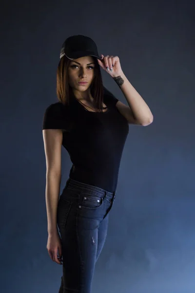 黒い服と青の背景に黒の帽子立っているブルネットの女性を美のスタジオ ポートレート クローズ アップ — ストック写真