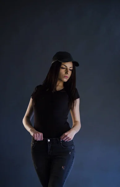 黒い服と青の背景に黒の帽子立っているブルネットの女性を美のスタジオ ポートレート クローズ アップ — ストック写真