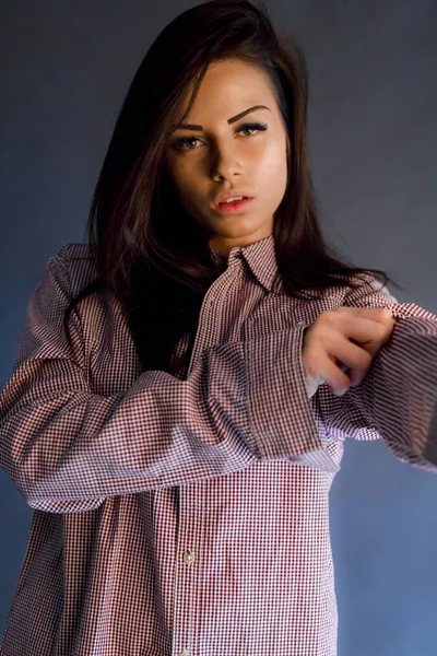 Портрет Красавицы Клетчатой Рубашке Позирующей Фоне Серой Студии — стоковое фото