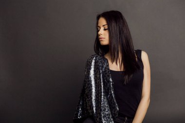 stüdyoda şık esmer kadın stüdyo portre 