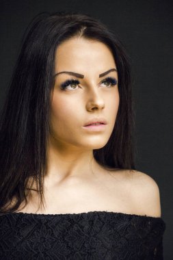 şehvetli Kafkas esmer kadın kamera poz ve uzağa bakıyor 