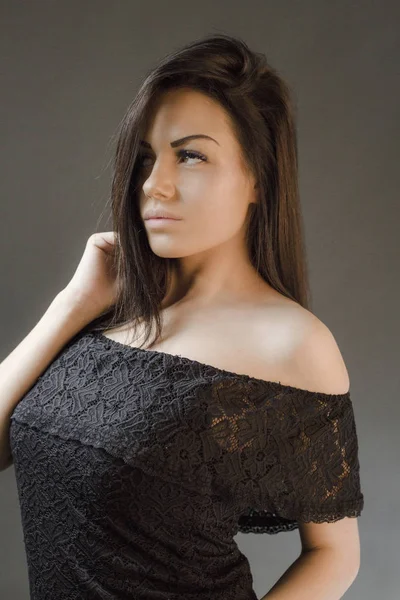 Sensual Mulher Morena Caucasiana Posando Câmera Olhando Para Longe — Fotografia de Stock