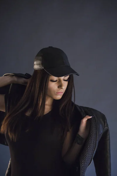 모자와 여자를 착용의 스튜디오 — 스톡 사진
