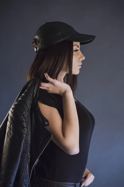 어깨에 모자와 재킷을 여자의 — 스톡 사진