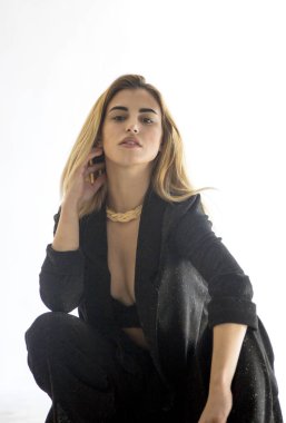 Stüdyo Siyah sutyen ve pantolon poz genç sarışın kadın portre