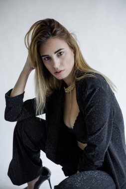 Stüdyo Siyah sutyen ve pantolon poz genç sarışın kadın portre