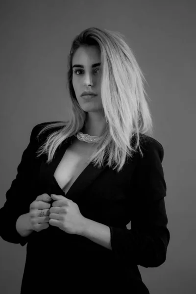 Porträtt Ung Blond Kvinna Poserar Svart Behå Och Byxor Studion — Stockfoto