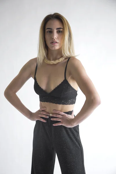 Ritratto Giovane Donna Bionda Posa Reggiseno Nero Pantaloni Studio — Foto Stock