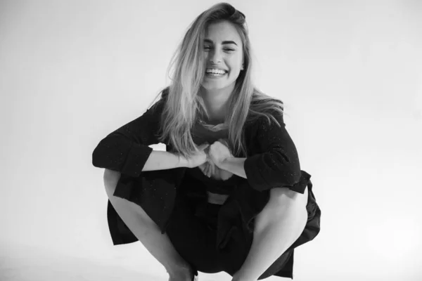 Porträtt Ung Blond Kvinna Poserar Svart Behå Och Byxor Studion — Stockfoto