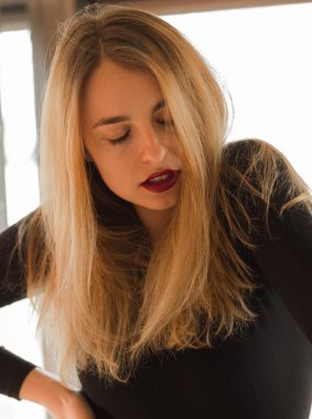 Stüdyo poz genç sarışın kadın portre