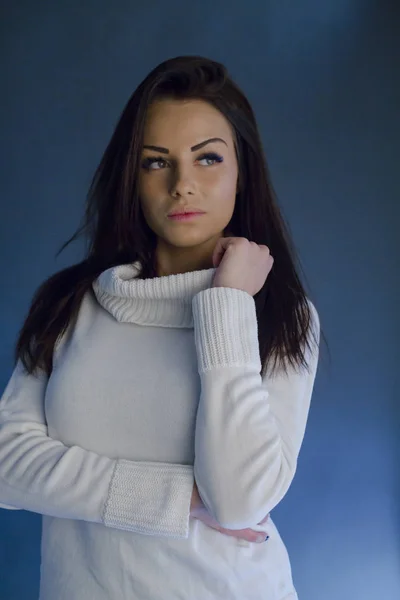 Piękna Brunetka Kobieta Nosi Biały Sweter Pozowanie Aparacie — Zdjęcie stockowe
