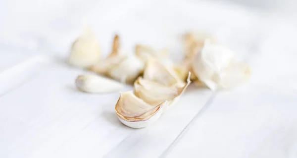 Garlic Cloves Peels White Tablecloth — Stock Photo, Image