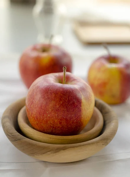 Pomme Rouge Mûre Dans Des Bols Bois Avec Autres Pommes — Photo