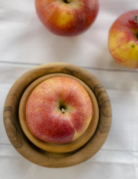 Pomme Rouge Mûre Dans Des Bols Bois Avec Autres Pommes — Photo