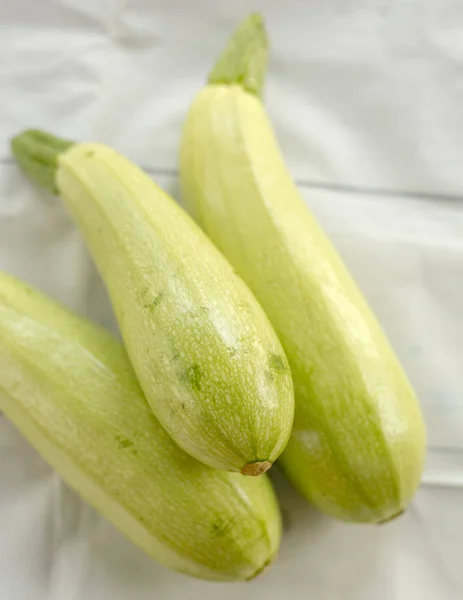 Zucchine Verdi Fresche Sulla Tovaglia Bianca — Foto Stock