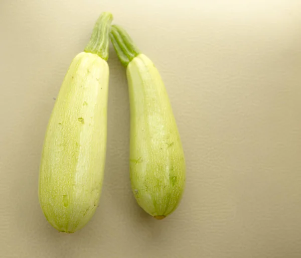 Zucchine Verdi Fresche Sul Bancone Della Cucina — Foto Stock