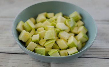 Bir kasede beyaz izole doğranmış kabak