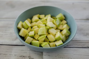 Bir kasede beyaz izole doğranmış kabak