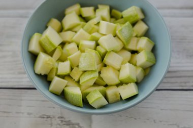 Bir kasede beyaz izole doğranmış kabak