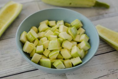 Bir kasede beyaz izole doğranmış kabak