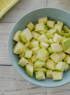 Bir kasede beyaz izole doğranmış kabak