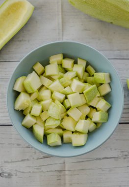 Bir kasede beyaz izole doğranmış kabak