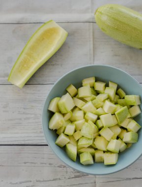 Bir kasede beyaz izole doğranmış kabak