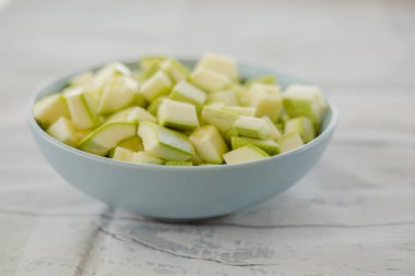 Bir kasede beyaz izole doğranmış kabak