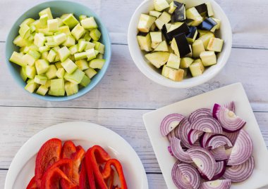 Sebzeler masaya yakın ayarlanır