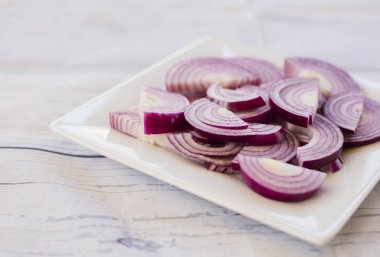 Bir tabakta doğranmış kırmızı soğan yakın