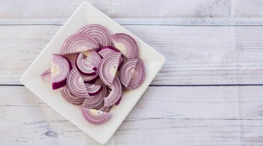 Bir tabakta doğranmış kırmızı soğan yakın