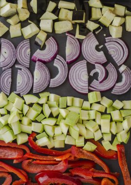 Taze farklı sebze tepsileri kızartmaya hazır.