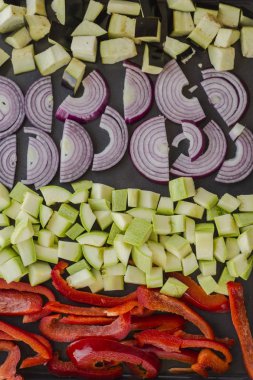 Taze farklı sebze tepsileri kızartmaya hazır.