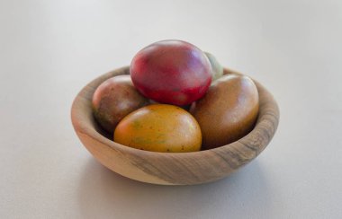 kase renkli Paskalya yumurtaları