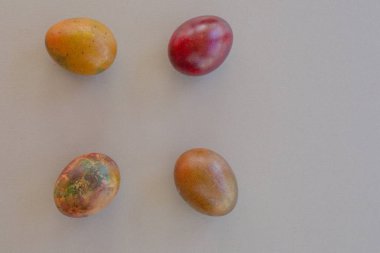 kase renkli Paskalya yumurtaları