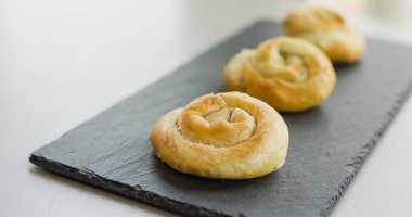 Geleneksel Bulgar yemekleri banitsa peynir ile doldurulmuş