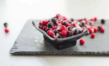 dondurulmuş karışık meyve - meyveler - Frenk üzümü, kızılcık, raspber yakın çekim