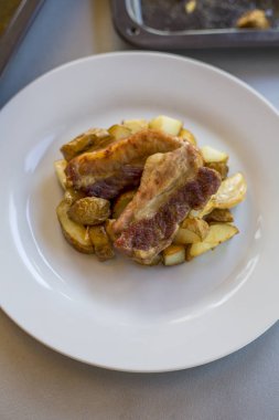 kavrulmuş patates ve sarımsak ile domuz kaburga yakın