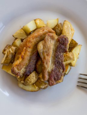 kavrulmuş patates ve sarımsak ile domuz kaburga yakın