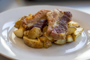 kavrulmuş patates ve sarımsak ile domuz kaburga yakın