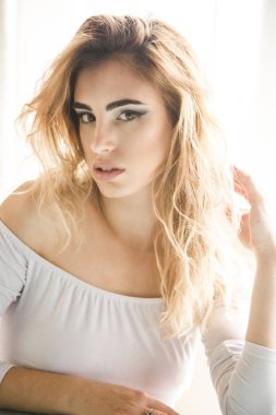 Genç güzel kız beyaz arka plan üzerinde izole profesyonel makyaj ile. Güzellik