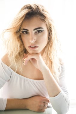 Genç güzel kız beyaz arka plan üzerinde izole profesyonel makyaj ile. Güzellik