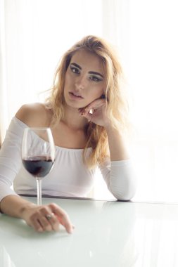 Kameraya bakarak kırmızı şarap ile genç güzel kadın 