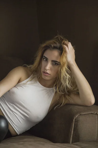 Schöne Sexy Frau Sitzt Auf Einer Couch Trägt Eine Stilvolle — Stockfoto
