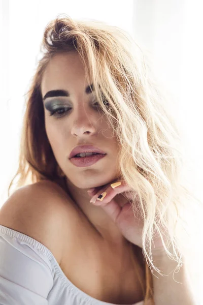 Giovane Bella Ragazza Con Trucco Professionale Isolato Sfondo Bianco Bellezza — Foto Stock